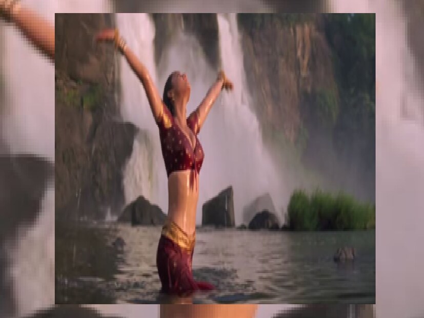 শুধু এই গানের কথাই নয়, এর মিউজিকও হৃদয় ছুঁয়ে যাওয়া। গুলজার নিজেই এই গানটি সম্পর্কে বলেছিলেন, গুলজারের গান নিয়ে একটি বই লিখেছেন অনুবাদক 'নাসরিন মুন্নি কবীর'-র  আলাপচারিতায় বলেছেন, 'এই গানটি লেখার উদ্দেশ্য ছিল বিয়ের রাতে কনের অনুভূতি জানানো হয়েছে। পর্দায় প্রকাশ করতে চেয়েছিলেন। কিন্তু তাতে অশ্লীল বা যৌন উস্কানিমূলক একটা শব্দও ছিল না। (Photo Courtesy-Youtube/Printshot)