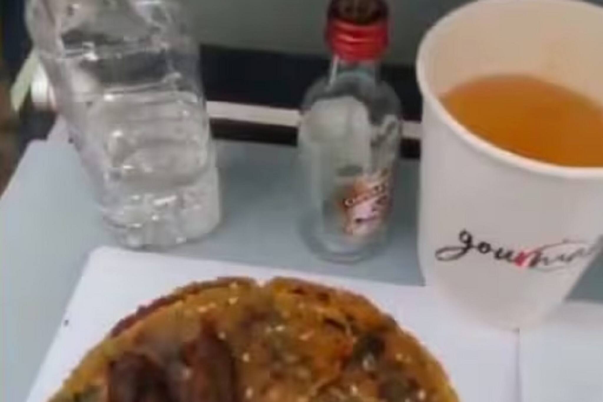 সুরাত থেকে ব্যাঙ্ককগামী বিমানে মদের ফোয়ারা! চার ঘণ্টায় ১.৮০ লক্ষ টাকার মদ সার্ভ