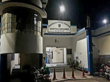মহিলাদের কুরুচিকর মেসেজ করে চাকরির টোপ! আটক তৃণমূল জেলা ছাত্র সভাপতি

 
