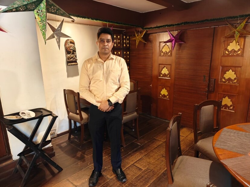 রেস্তোরাঁর ম্যানেজার আভাস আদক