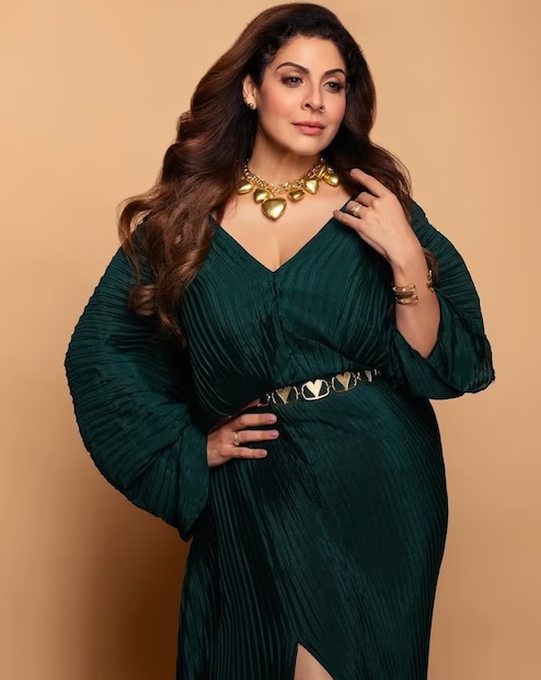 ‘কহো না প্যায়ার হ্যায়’ অভিনেত্রী স্মৃতিচারণ করে বলেন যে, “আমরা বিয়ের আগে এক বছর ডেট করেছিলাম। মা-বাবা একেবারেই মেনে নেননি। আমাদের বাড়ি থেকে বার করে দেওয়া হয়েছিল। যার জেরে আমরা লিভ-ইন করতে শুরু করি। বিষয়টা একেবারে বলিউডি ছবির মতোই ছিল। ওঁকে বাড়ি থেকে তাড়িয়ে দেওয়া হয়। এদিকে আমাকেও। আমার জন্মদিনে আবার ‘৩৬ চায়না টাউন’-এর গান রিলিজ করেছিল। সকলে আমায় শুভেচ্ছা ও অভিনন্দন জানাচ্ছিলেন। আর আমরা বাড়ি থেকে পালিয়ে ইডলি ও সম্বর খাচ্ছিলাম। আমার মনে হচ্ছিল যে, আমি আমার জীবনটাকে সুন্দর ভাবে সাজিয়েছিলাম। এবার কী হতে চলেছে, সেটা নিয়ে আমার কোনও ধারণাই ছিল না।” 