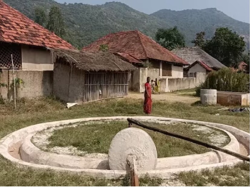 এখানকার মানুষের কোনও আধুনিক সুযোগ-সুবিধার প্রয়োজন নেই, বরং তাঁরা প্রাচীন পদ্ধতি ব্যবহার করে জীবনযাপন করছেন। কুরমা গ্রামের সব বাড়িই পেনকুটিল্লু, অর্থাৎ চুন ও মাটি দিয়ে তৈরি। ঘরে ঢুকলেই একটা হল। হলের পাশে নাইয়া, অর্থাৎ গার্হস্থ্য জল সরবরাহের জন্য ব্যবহৃত একটি প্রণালী, যা পাইপের বিকল্প বলা যায়।  