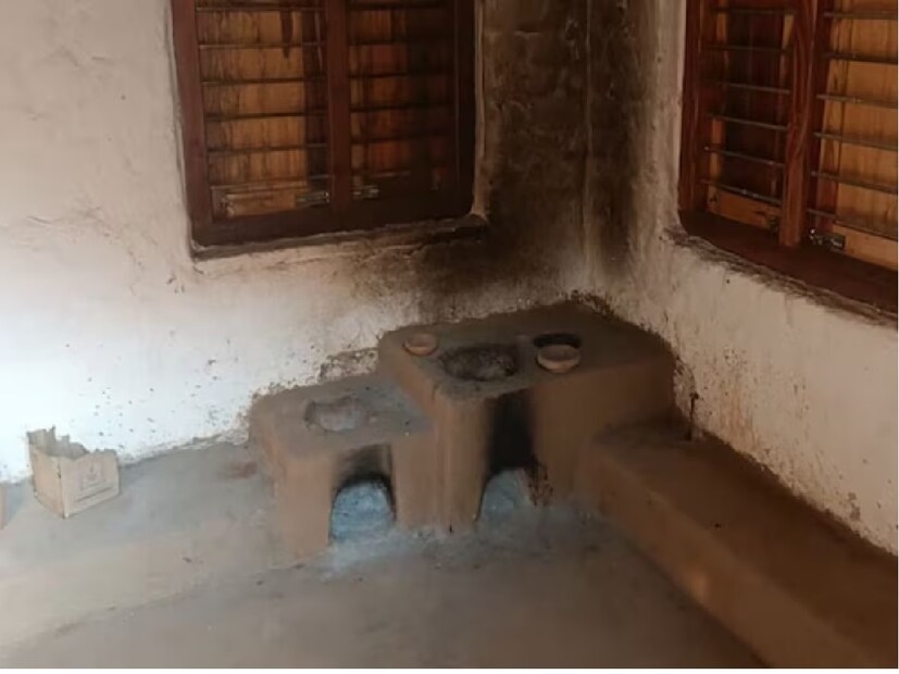 বাড়ির ভিতরের সমস্ত মেঝে গোবর মেশানো মাটি দিয়ে প্লাস্টার করা হয়েছে। পুরনো দিনে এই ছিল ঘর নিকোনোর রীতি, এতে ব্যাকটেরিয়া ঘরে থাকে না। রোগব্যাধি কমে।  প্রতি সপ্তাহে বাড়ির দেয়াল গোবর ও মাটির মিশ্রণে প্লাস্টার করা হয়। 