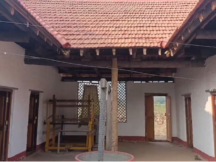 এই যুগেও এমন গ্রাম আছে যেখানে বিদ্যুৎ, গ্যাস, লাইট, ফ্যান, মোটর ইত্যাদি ব্যবহার করা হয় না। ভাবতে পারছেন? এই গ্রামের নাম কুরমা। শ্রীকাকুলাম শহর থেকে ৬০ কিলোমিটার দূরে অবস্থিত। এখানে বসবাসকারী মানুষ এখনও প্রাচীন পদ্ধতি ব্যবহার করেন। ঠিক যেন আদিম যুগ!