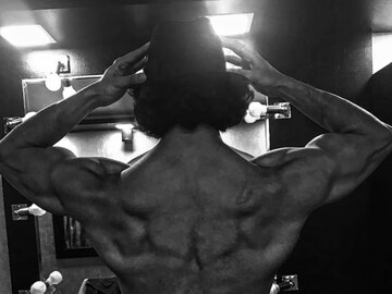 ছিলেন ৩০ কোটির, এখন ৯ কোটির! ২ ফ্লপ দিয়েই ডুবল ‘হিরোগিরি’, চিনতে পারছেন নায়ককে ছিলেন ৩০ কোটির, এখন ৯ কোটির! ২ ফ্লপ দিয়েই ডুবল ‘হিরোগিরি’, চিনতে পারছেন নায়ককে