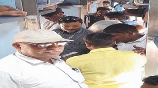 স্লিপার ক্লাসের টিকিট কেটে এসিতে! 