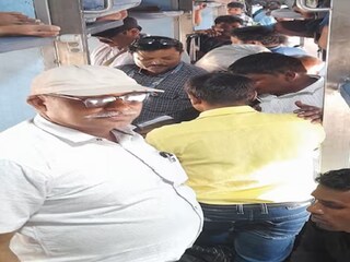 স্লিপার ক্লাসের টিকিট কেটে এসিতে! 