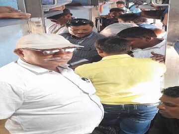 স্লিপার ক্লাসের টিকিট কেটে এসিতে! 