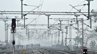 ঘন কুয়াশায় একাধিক ট্রেনের যাত্রাপথ বাতিল