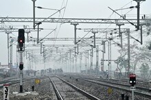 ঘন কুয়াশায় একাধিক ট্রেনের যাত্রাপথ বাতিল, একবার তালিকায় চোখ বুলিয়ে নিন
