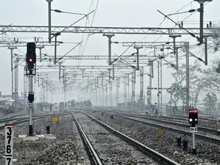 ঘন কুয়াশায় একাধিক ট্রেনের যাত্রাপথ বাতিল