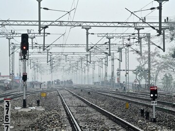 ঘন কুয়াশায় একাধিক ট্রেনের যাত্রাপথ বাতিল