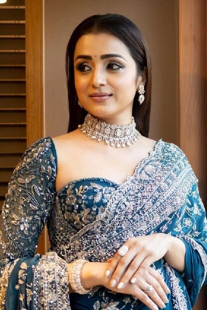 কেরিয়ারে মধ্যগগনে রয়েছেন তৃষা। মণিরত্নমের ‘পোন্নিয়িন সেলভন’ ছবিতে তাঁর অভিনয় নজর কেড়েছে সমালোচকদের। দর্শক মহলেও ব্যাপক প্রশংসিত হচ্ছেন। খুব শীঘ্রই তামিল ইন্ডাস্ট্রির সুপারস্টারদের সঙ্গে মুখ্য ভূমিকায় অভিনয় করা তৃষার বেশ কয়েকটি ছবি মুক্তি পেতে চলেছে। এর মধ্যে ‘ভালিমাই’ ছবিতে তাঁর এবং অজিতের লুক নিয়েও ঝড় উঠেছে সোশ্যাল মিডিয়ায়। 
