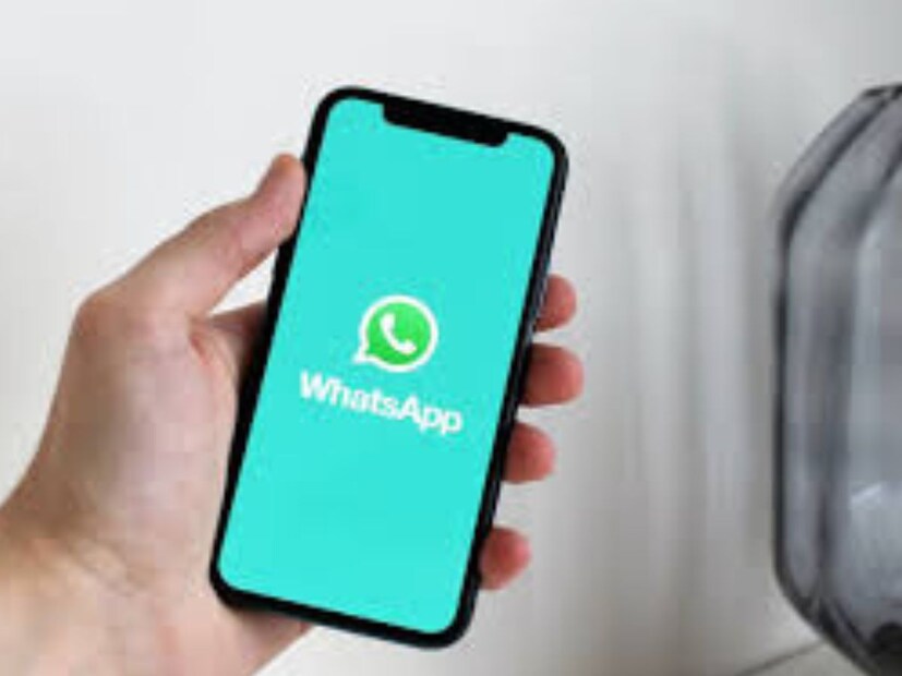 ভয়েস ট্রান্সক্রিপশন ফিচারWhatsApp-এর নতুন ভয়েস ট্রান্সক্রিপশন ফিচারটি ইউজারদের ভয়েস মেসেজকে টেক্সটে রূপান্তর করতে সহায়ক। এটি খুবই কার্যকর এবং আপনি এটি ব্যবহার করতে পারবেন।