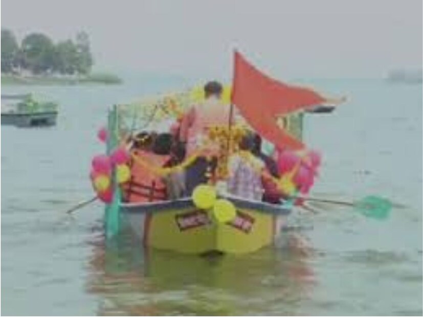 ভারতে প্রথমবারের মতো উবার জলপথ পরিবহনে প্রবেশ করেছে, শ্রীনগরের আইকনিক ডাল লেকে শিকারা রাইড চালু করার মাধ্যমে। সোমবার, ২ ডিসেম্বর, এই পরিষেবাটি আনুষ্ঠানিকভাবে চালু হয়, যা কেবল ভারতেই নয়, পুরো এশিয়া মহাদেশে প্রথম।