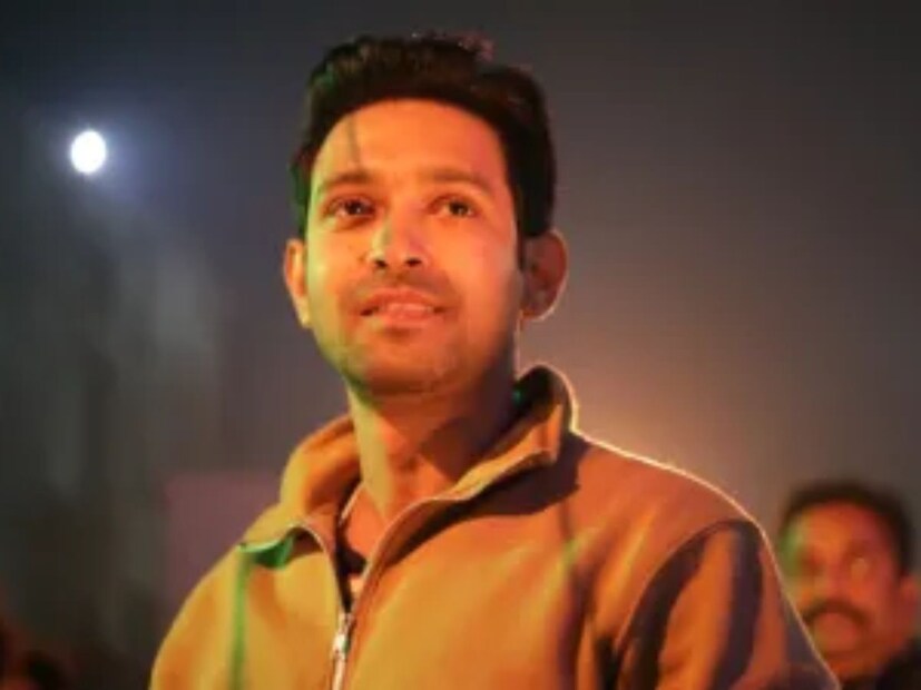 একটি আবেগঘন পোস্টে বিক্রান্ত লিখেছেন, ‘হ্যালো, বিগত কয়েকটা বছর এবং তারপরেও সব কিছু অসাধারণ ছিল। অদম্য সমর্থনের জন্য আমি প্রত্যেককে ধন্যবাদ জানাতে চাই। কিন্তু এগিয়ে যাওয়ার সঙ্গে সঙ্গে আমি অনুভব করেছি যে, সেই সবটা মনে করতে চাই এবং ঘরে ফিরে যেতে চাই। একজন স্বামী, বাবা, পুত্র হিসেবে এবং অভিনেতা হিসেবে থাকতে চাই।’