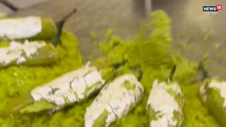 সবুজ হালুয়ার উপর সাজানো অতিকায় লঙ্কা