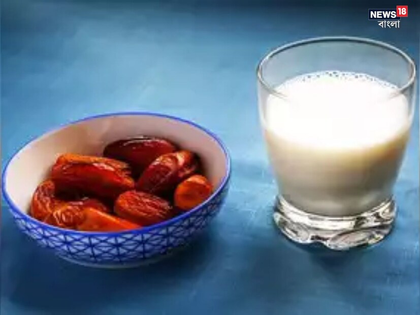 হজমের জন্য ভাল দুধ ও খেজুর খাওয়া হজমের জন্যও ভাল। এভাবে দুধ পান করলে শরীরে প্রচুর পরিমাণে ফাইবার পাওয়া যায়। ফাইবার সমৃদ্ধ হওয়ায় এটি স্বাস্থ্যকর হজম বজায় রাখতে সাহায্য করে এবং কোষ্ঠকাঠিন্যের মতো সমস্যা দূর করে। 