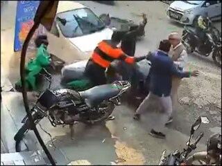 ভয়ঙ্কর দুর্ঘটনা! কিশোর চালক পিষল পথচারীদের! চাকার হ্যাঁচকা টানে গাড়ির তলায় শিশু, দেখুন ভিডিও