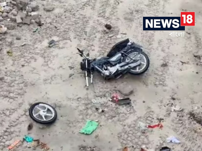 যদিও স্থানীয় বাসিন্দারা দাবি করেছেন, বাইক আরোহীদের কারোরই মাথায় হেলমেট ছিল না। তার পাশাপাশি তারা প্রশ্ন তুলছেন, সরকার, পুলিশ প্রশাসন যেভাবে ‘সেভ লাইফ, সেভ ড্রাইভ’-এর মতো একাধিক সচেতনমূলক প্রচার করছে, তারপরেও কেন হেলমেট ছাড়া বাইক ড্রাইভ করছেন, এটা নিয়ে উঠছে প্রশ্ন। প্রতীকী ছবি।