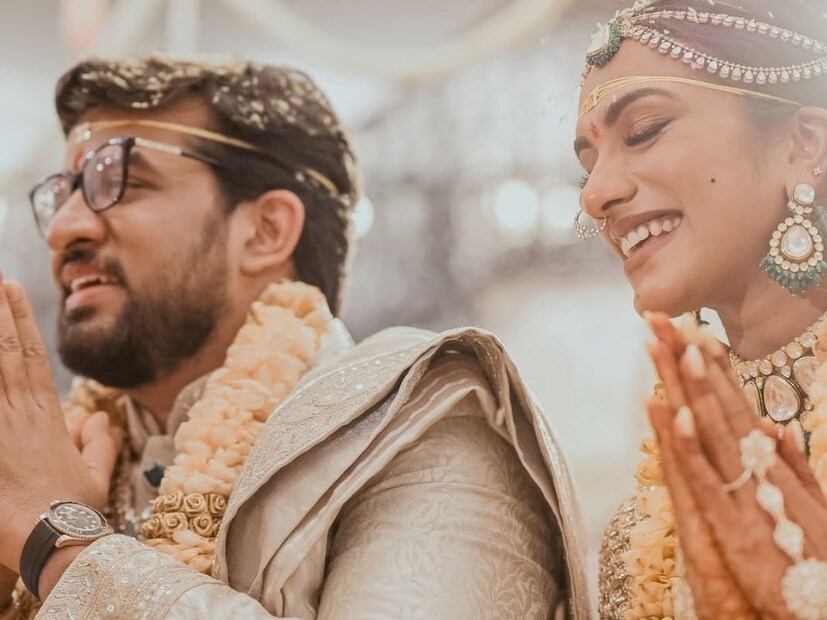 পিভি সিন্ধুর সঙ্গে গাঁটছড়া বাঁধলেন দত্ত বেঙ্কট সাই, যিনি একজন তথ্যপ্রযুক্তি সংস্থার উচ্চপদস্থ কর্মী। গত ১৫ ডিসেম্বর তাঁদের বাগ্‌দান সম্পন্ন হয়েছিল। সাত দিন পর, রাজস্থানের ঐতিহ্য মেনে আয়োজিত হয় বিয়ের অনুষ্ঠান। ছবি - টুইটার
