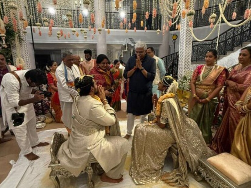 বিয়ের আয়োজন ও অতিথি তালিকাবিয়ের মন্ডপে সিন্ধু এবং বেঙ্কট উভয়ের পরনেই ছিল বিশেষ পোশাক। আমন্ত্রিত অতিথিদের মধ্যে ছিলেন কেন্দ্রীয় মন্ত্রী গজেন্দ্র সিংহ শেখাওয়াত। ছবি - টুইটার