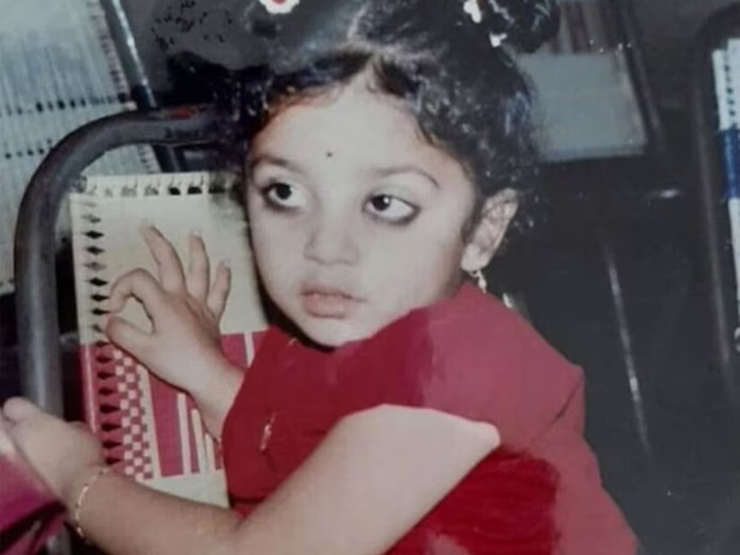 রুপোলি পর্দার জগতে নিজেকে প্রতিষ্ঠিত করা মোটেই মুখের কথা নয়। একটা সুযোগ পাওয়ার জন&#x200d;্য মাথার ঘাম পায়ে ফেলে পরিশ্রম করতে হয় তারকাদের। একাধিক প্রত&#x200d;্যাখ&#x200d;্যান, অপমান সহ&#x200d;্য করে তবেই আজ প্রতিষ্ঠা পেয়েছেন এই নায়িকা। চিনতে পারছেন ছবির বাচ্চা মেয়েটিকে? 