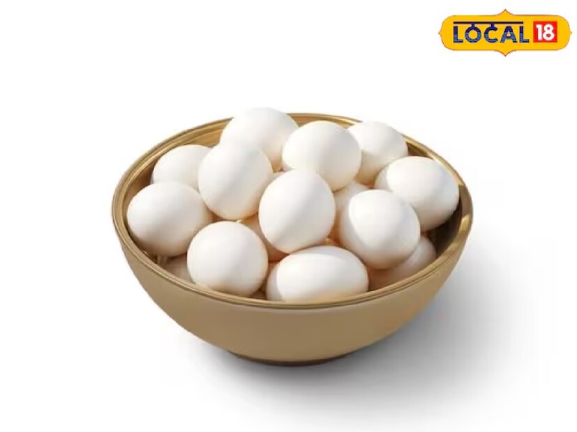 এখানেই শেষ নয়, ডা. রাই আরও বলেন যে, ভিটামিন ডি-র চাহিদা পূরণ করার জন্য খাদ্যতালিকায় ডিমও অন্তর্ভুক্ত করা যেতে পারে। আসলে আমরা সকলেই জানি যে, প্রোটিনের অপরিহার্য উৎস হল ডিম। আর তাছাড়াও ডিম কিন্তু ভিটামিন ডি-এরও অন্যতম দারুণ উৎস। ফলে প্রতিদিন ডিম পাতে রাখলে দেহের হাড় মজবুত হবে।
