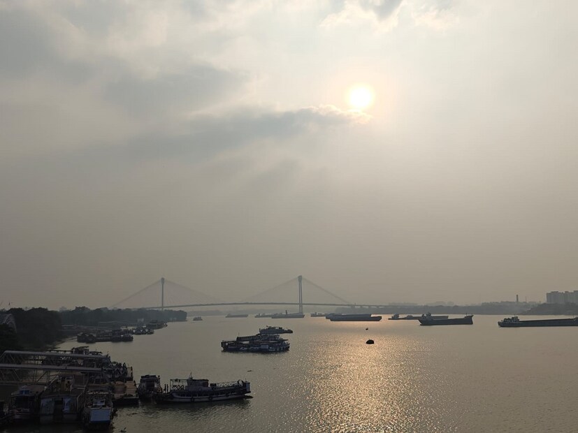 উইকেন্ডে মেঘলা আকাশ, বৃষ্টির সম্ভাবনা রাজ্যে। উত্তরের দার্জিলিং-সহ পার্বত্য এলাকায় ও দক্ষিণের কলকাতা-সহ ৯ জেলায় হালকা বৃষ্টির পূর্বাভাস। সামান্য বাড়ল তাপমাত্রা। আগামী ৪৮ ঘণ্টায় আরও চড়বে পারদ। ২ থেকে ৪ ডিগ্রি সেলসিয়াস পর্যন্ত তাপমাত্রা বাড়তে পারে। আগামিকাল, বুধবার থেকে আংশিক মেঘলা আকাশ; শীতের আমেজ কমবে। এমনটাই জানিয়েছে আবহাওয়া দফতর ৷