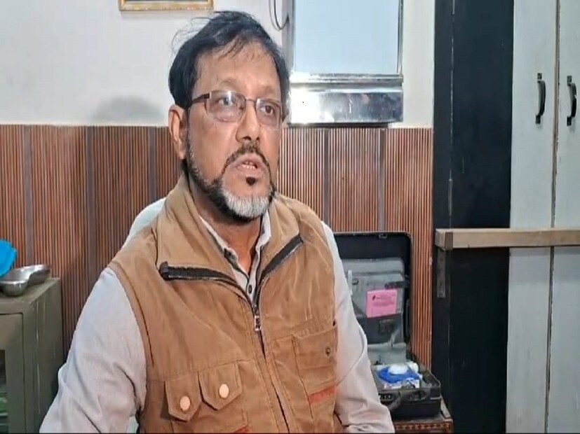 চিকিৎসক শেখর বন্দ্যোপাধ্যায়ের এই নোটিসকে ঘিরে এলাকায় রীতিমতো চর্চা শুরু হয়েছে৷ তবে চিকিৎসকের এই সিদ্ধান্তকে স্বাগতই জানিয়েছেন অধিকাংশ রোগী৷ 
