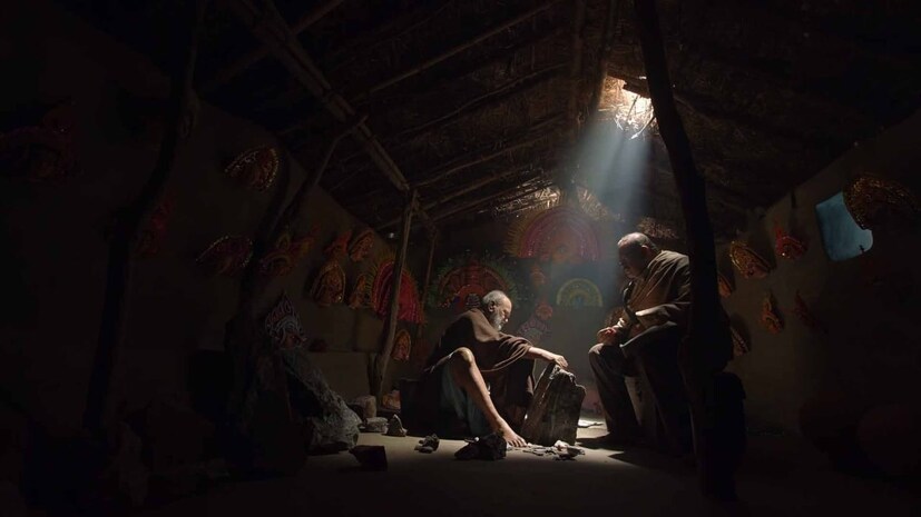 গ্রাম জুড়ে একটি প্রাচীন মন্দিরকে ঘিরে অদ্ভুত সব মিথ কানে আসে তাঁর। এই ঘটনাগুলি কতটা সত্যি বা কাল্পনিক, সেই নিয়ে এগিয়েছে ছবির গল্প। বাস্তব আর অলৌকিকতাকে নিয়ে তৈরি এই ছবি দেখে আসুন কলকাতা ফিল্ম ফেস্টিভ্যালে৷ 