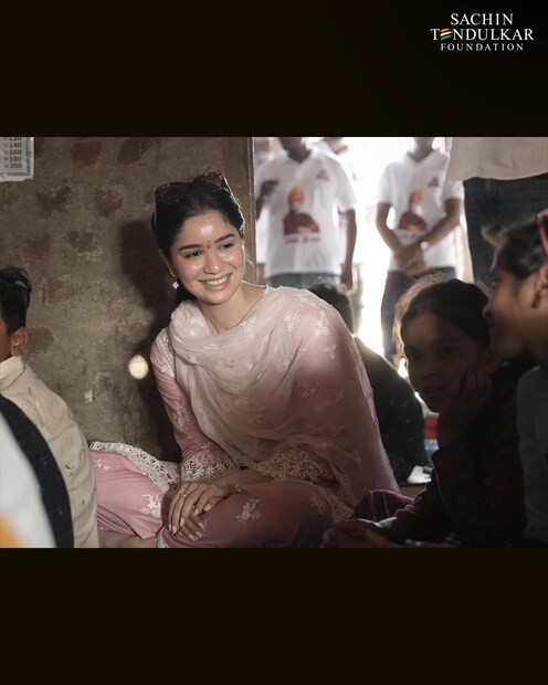 লন্ডনের ইউনিভার্সিটি কলেজ থেকে মাস্টার্স ডিগ্রি সম্পূর্ণ করেছেন সারা তেন্ডুলকর৷ তাঁর বিষয় ক্লিনিক্যাল অ্যান্ড পাবলিক হেল্থ নিউট্রিশন৷ (ছবি সৌজন্য : সচিন তেন্ডুলকর ফাউন্ডেশন)