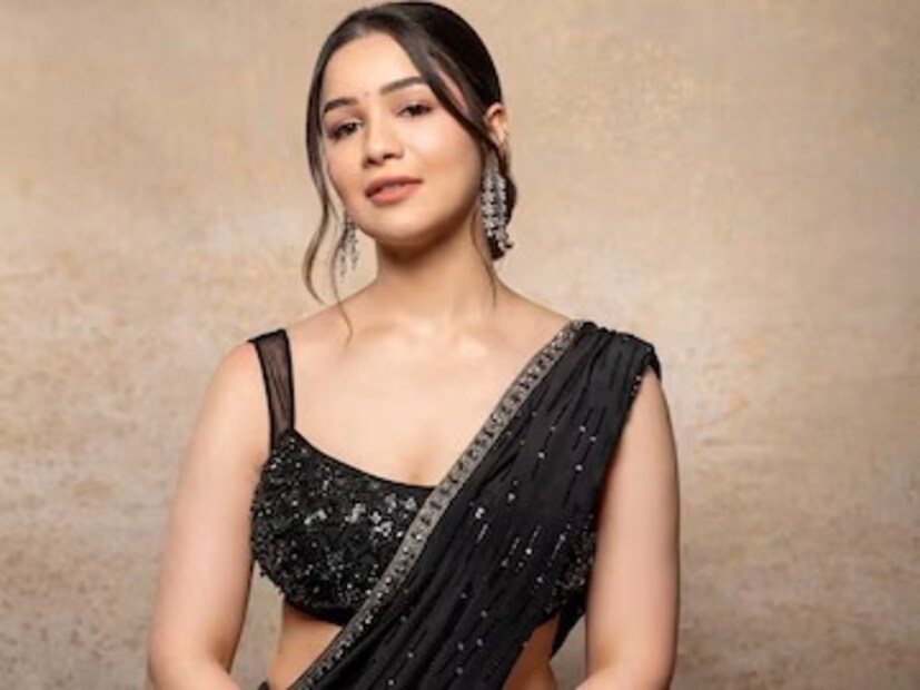 এদিন অবশ্য ভারত ফিল্ডিং করায় শুভমানের ব্যাট করার সুযোগ হয়নি। হয়ত দ্বিতীয়দিন ব্যাট করবে ভারত। তাই রবিবারও ব্রিসবেনের গ্যালারিতে সারাকে দেখা যাবে বলে মনে করা হচ্ছে। শনিবার ভারতের ম্যাচ ছিল বৃষ্টিবিঘ্নিত।