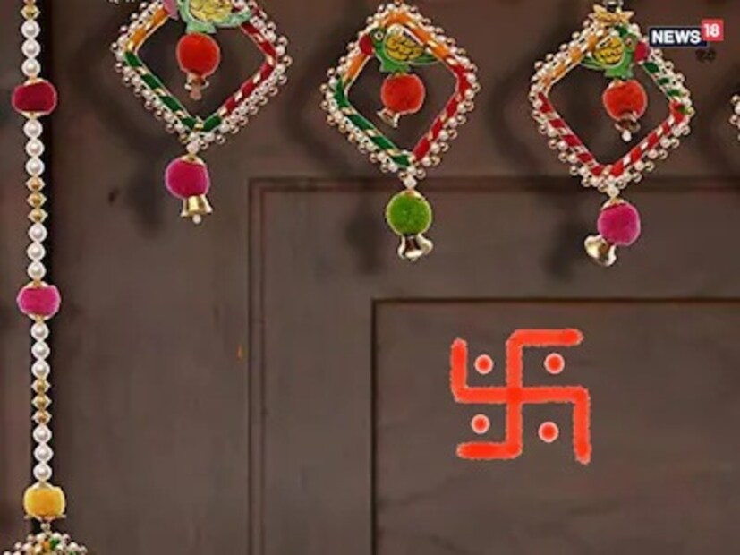 পরিষ্কার রাখুন বাড়ির সদর দরজা বা মূল প্রবেশদ্বার৷ কোনওরকম নোংরা রাখবেন না সেখানে৷ দরজার পাশে চটিজুতো এবং ডাস্টবিন রাখবেন না৷