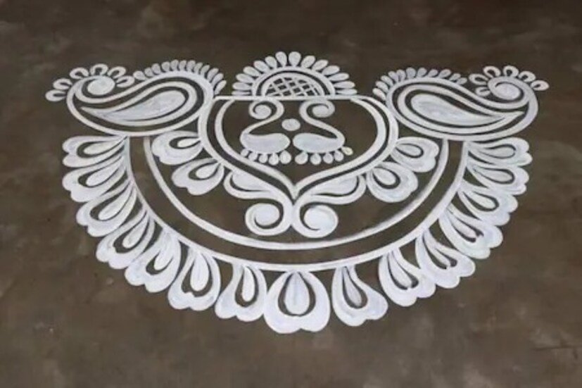 সদর দরজায় যাতে পর্যাপ্ত আলো থাকে, সেদিকে খেয়াল রাখুন৷ সন্ধ্যায় দরজার দু’পাশে ঘিয়ের প্রদীপ প্রজ্বলন করুন৷ চালের গুঁড়ো ভিজিয়ে রেখে মা লক্ষ্মীর পায়ের আলপনা এঁকে দিন৷ সংসার থেকে দূর হবে অশান্তি কলহ৷