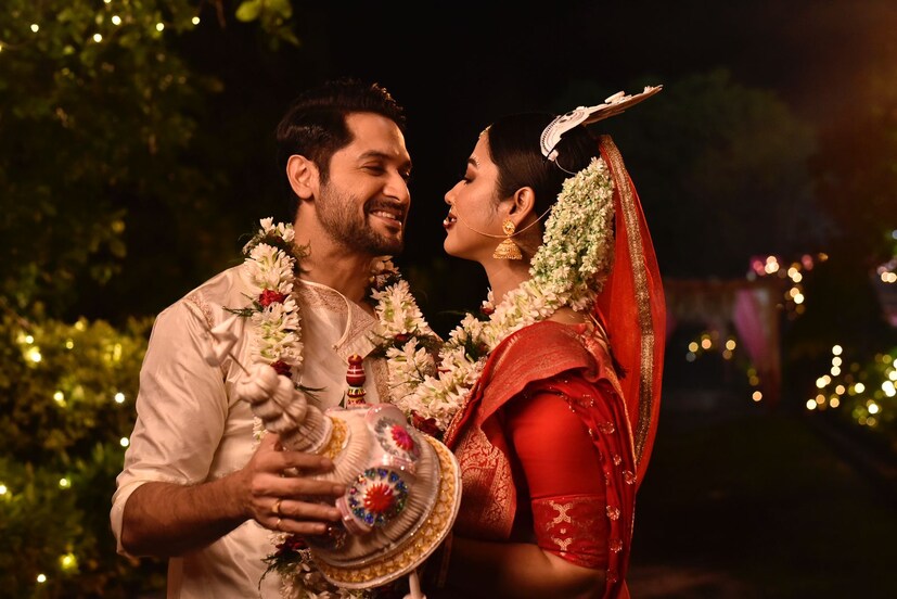 এ এক প্রেমের গল্প। টলিউডে নতুন এক জুটির রসায়নের গল্প। মুক্তির দিন ঘোষণা হলো বিক্রম চট্টোপাধ্যা. এবং সোহিনী সরকার অভিনীত ছবি অমর সঙ্গীর । ড্রিমস অন সেল প্রযোজিত এবং হ্যান্ডিক্রাফট পিকচার্স এর সহ প্রযোজনায় নির্মিত অমর সঙ্গী বড় পর্দায় আসছে আগামী বছর ৩১শে জানুয়ারী ।