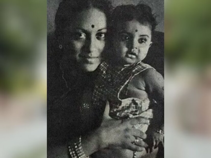 দু'বার বিবাহিত এবং ৪ সন্তানের বাবা হওয়ার কারণে, জেমিনি গণেশন পুষ্পভল্লীকে বিয়ে করেননি, তবে তাদের প্রেম হয়েছিল। এই সম্পর্ক থেকে পুষ্পভল্লির দুটি মেয়ে রয়েছে, যাদের মধ্যে একজন রেখা। তাঁর কন্যাদের জন্মের পর, জেমিনি নিজেকে অভিনেত্রী পুষ্পভল্লীর থেকে দূরে সরিয়ে নেন এবং তাঁর কন্যাদের নাম দেননি। তা সত্ত্বেও, অভিনেত্রী তার সারা জীবন তার বান্ধবী হিসেবেই জীবন কাটিয়েছিলেন।