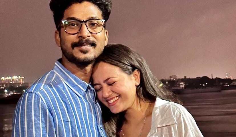  ২০ বছরের অহনা নিজের মায়ের সঙ্গে এক ছাদের তলায় আর থাকেন না। মেকআপ আর্টিস্ট দীপঙ্করের সঙ্গেই এখন ঘর তাঁর। গত কয়েক বছর ধরে দীপঙ্করের পরিবাররেই নিজের পরিবার করে নিয়েছেন অহনা৷ 