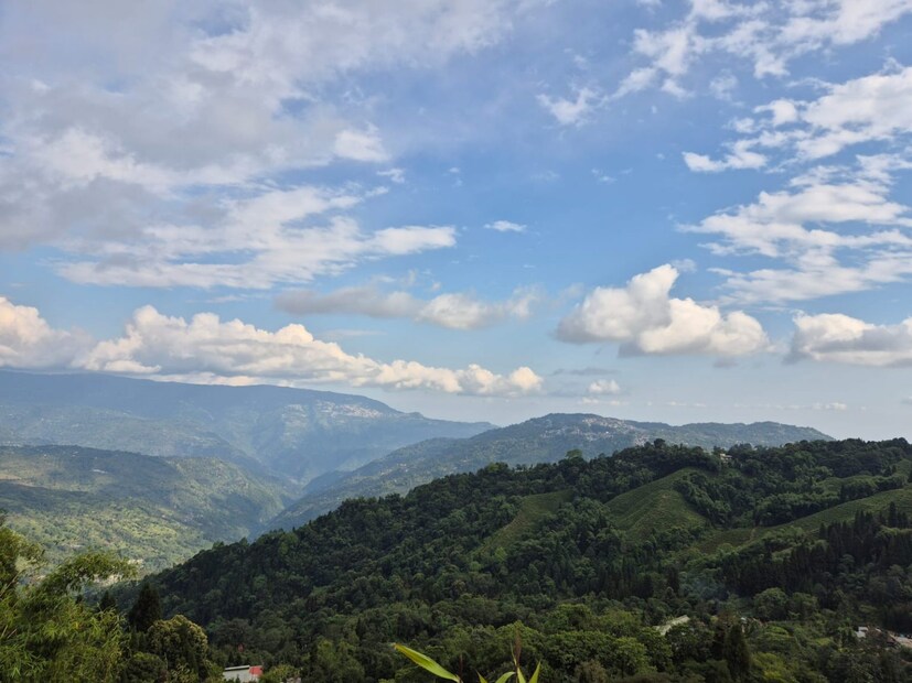 হাড়হিম করা ঠান্ডা এখনও নয়। তবে আবহাওয়া স্বাভাবিক হতে পারে নতুন বছরে, এমনই জানাচ্ছে আলিপুর হাওয়া অফিস। সপ্তাহান্তে তুষারপাতের সম্ভাবনা দার্জিলিংয়ে। হালকা বৃষ্টিও হতে পারে দার্জিলিং, কালিম্পং এবং জলপাইগুড়িতে। 