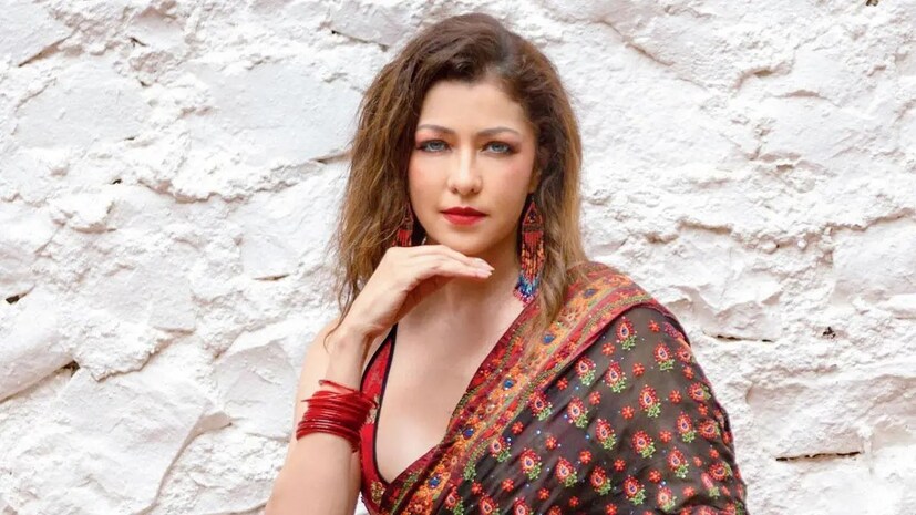  ডাক্তারি পড়ার সময় সিনিয়রের প্রেমে পড়েছিলেন, এবং যখন তিনি বিয়ে করতে চেয়েছিলেন, তার পরিবার বাধা দিয়েছিল। বিয়ের পর সে তার ধর্ম পরিবর্তন করে এমনকী নিজের নামটাও পরিবর্তন করে সারা রাখে। তবে, তাদের সেই প্রেম ও অত্যন্ত দুঃখজনক। লাখ লাখ তরুণের প্রিয় এই অভিনেত্রী প্রেমেও অভাগা ছিলেন। তবে তিনিই প্রথম ভারতীয়, যিনি মিসেস ওয়ার্ল্ড খেতাব জিতেছিলেন। তার সৌন্দর্য দিয়ে মানুষকে পাগল করে দিয়েছিলেন রাতারাতি। 
