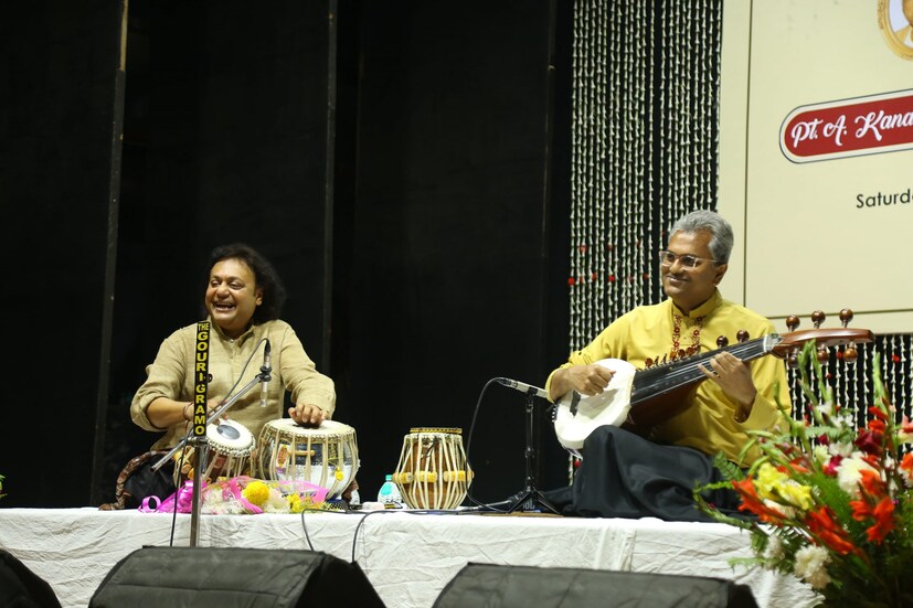 সুরমূর্চ্ছনা কলকাতা এবং সুরমূর্চ্ছনা ইউএসএ-এর উদ্যোগে 'পণ্ডিত এ কানন ও বিদূষী মালবিকা কানন স্মৃতি সঙ্গীত উৎসব -২০২৪' শীর্ষক দীর্ঘ ছ'ঘণ্টা ব্যাপী অনুষ্ঠানটি সম্প্রতি হয়ে গেল কলকাতার উত্তম মঞ্চে, ২১ডিসেম্বর,২০২৪ এ। 'কলকাতা সুরমূর্চ্ছনা' বিগত ২০০৭ সাল থেকে ভারতীয় শাস্ত্রীয় সঙ্গীতের বিকাশের জন্য বিবিধ সাংস্কৃতিক কার্যক্রম গ্রহণ করে চলেছে,এর সূচনা হয়েছিল কলকাতা তথা ভারতের শাস্ত্রীয় সঙ্গীতের দুজন দিকপাল মানুষের হাত ধরে, প্রয়াত পণ্ডিত এ কানন এবং সঙ্গীত বিদূষী মালবিকা কানন, তাঁদেরই ছত্রছায়ায় তাঁদের যোগ্য শিষ্য এবং উত্তরসূরি শ্রী সঞ্জয় বন্দ্যোপাধ্যায় এই সংস্থাটি গড়ে তোলেন।