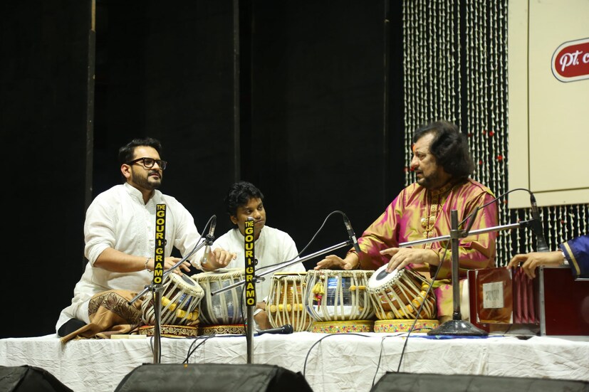 শান্তনু ভট্টাচার্যের সঙ্গে ছিলেন তবলায় পণ্ডিত পরিমল চক্রবর্তী এবং হারমোনিয়ামে শ্রীমতি রূপশ্রী ভট্টাচার্য। এরপর পন্ডিত প্রত্যুষ ব্যানার্জী রাগ ইমন এর মধ্য দিয়ে তার সুরেলা সরোদ পরিবেশনা করেন এবং দর্শকদের মন জয় করে নেন, তার সঙ্গে সঙ্গতে ছিলেন পণ্ডিত তন্ময় বোস। এই জুটি বরাবরই খুব উপভোগ্য সঙ্গীত পরিবেশন করে এসেছেন। তিনি রাগ নন্দ দিয়ে অনুষ্ঠান শেষ করেন, যা দর্শকদের মুগ্ধ করে। তিনি নিজের পরিশীলিত সঙ্গীতবোধ, অনবদ্য স্বর সংস্থান এবং আকর্ষণীয় চলনের মাধ্যমে সকলের মন জয় করে নেন।