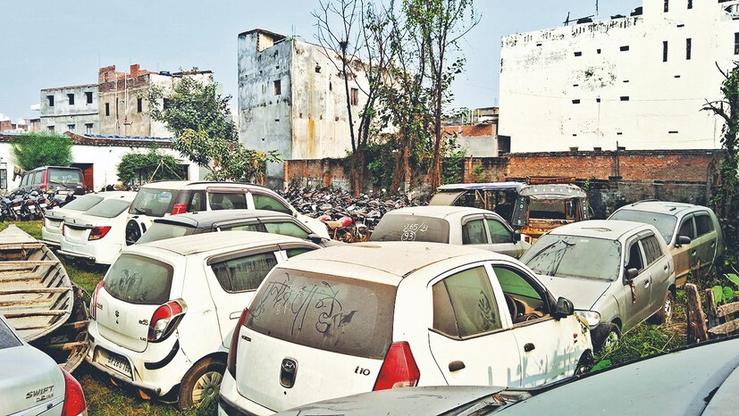 জানা গিয়েছে, ২৮ ডিসেম্বর আবগারি বিভাগের পরিচালনায় কালেক্টরেটের কৌশল বিকাশ কেন্দ্রে নিলামের আয়োজন করা হচ্ছে। উপস্থিত ক্রেতারা বিডিং করবেন। যিনি বেশি দর দেবেন, তাঁর হাতেই গাড়ি তুলে দেওয়া হবে। নিলামে অংশগ্রহণের জন্য আগে থেকে আবেদন করতে হবে। আবেদনের সময়সীমা শেষ হচ্ছে ২৫ ডিসেম্বর।