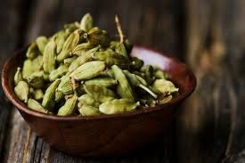 ব্রঙ্কাইটিস, বুকে কফ জমা, সর্দিকাশির সমস্যা দূর করে এলাচ৷ শরীর থেকে বর্জ্যের মাধ্যমে টক্সিন দূর করে এলাচ৷ স্ট্রেস, অ্যাংজাইটি দূর করে মন হাল্কা ফুরফুরে রাখে ছোট এলাচের গন্ধ৷