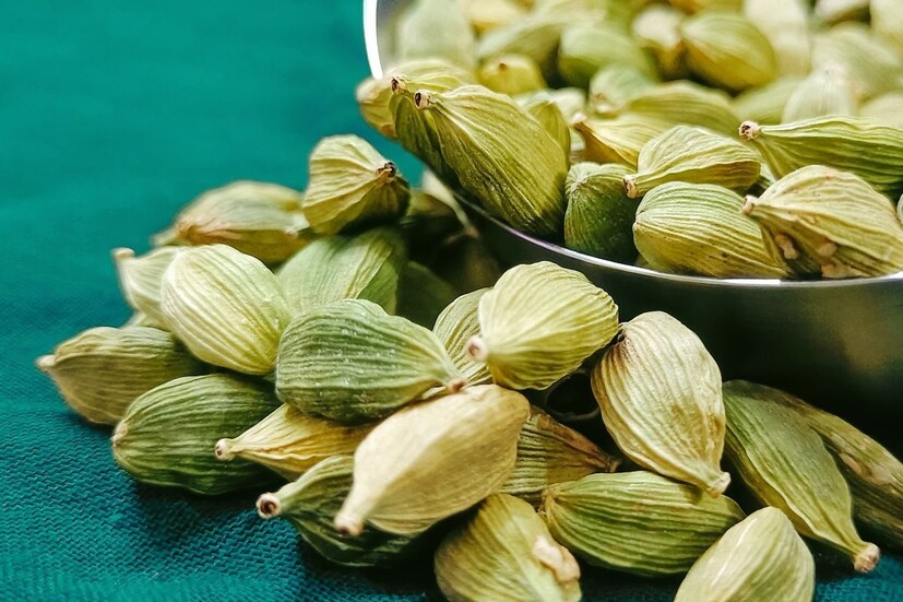 গ্যাস, অম্বল, পেট ফাঁপা-সহ বদহজমের সমস্যা নিয়ন্ত্রণ করে এলাচ৷ পাশাপাশি উৎসেচক ক্ষরণে সাহায্য করে৷