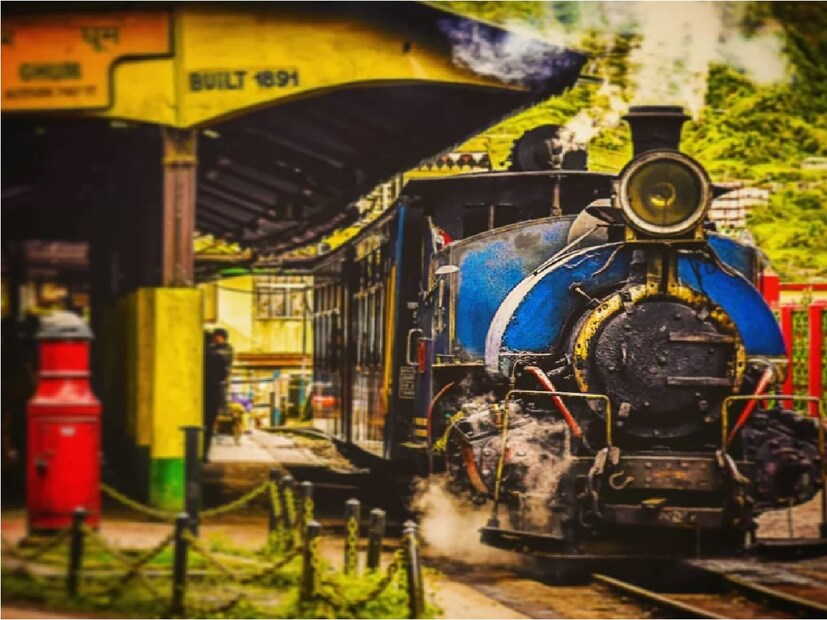 অনেকেরই ইচ্ছে থাকে জীবনে একবার হলেও শিলিগুড়ি থেকে টয় ট্রেনে চেপে দার্জিলিং ভ্রমণ। জঙ্গলে ঘেরা আঁকাবাঁকা রাস্তা পেরিয়ে যখন পাহাড়ের বুক চিরে ছুটে চলে টয় ট্রেন তখন সেই ট্রেনে বসে চারিদিকের পাহাড়ের দৃশ্য যেন মন মুগ্ধ করে পর্যটকদের। তবে এই জয় রাইড অনেকটা সময় সাপেক্ষ হওয়ায় অনেকের পক্ষে তা সম্ভব হয়ে ওঠেনা। তবে দার্জিলিং শহরে এসেও আপনি নিতে পারেন টয় ট্রেনে চেপে দার্জিলিং শহর ভ্রমণের মজা।