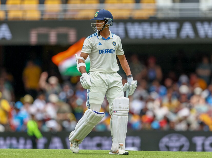 ওপেনার হিসেবে তিনি ভরসার মুখ হয়ে দাঁড়িয়েছেন। তবে ফিল্ডিং-এ তিনি সমালোচিত। তার থেকেও বেশি কথা হচ্ছে ক্যাচ ফেলার পর যশস্বীর নাচ ও হাসি নিয়ে। যশস্বী অবশ্য এসব নিয়ে এখনও কিছু বলেননি।