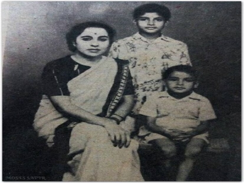 দু'জনেই একই স্কুল-কলেজে পড়াশোনা করেন এবং তারপর দু'জনেই কলকাতায় যান, সেখানে দুজনেই একসঙ্গে কাজ করছিলেন, কিন্তু অমিতাভের মন ছিল চলচ্চিত্রের দিকে, তিনি অভিনেতা হতে চেয়েছিলেন। তখন তাঁর ভাই অজিতাভ অমিতাভের ছবি পাঠাতে শুরু করেন বিভিন্ন প্রযোজনা সংস্থাকে। 