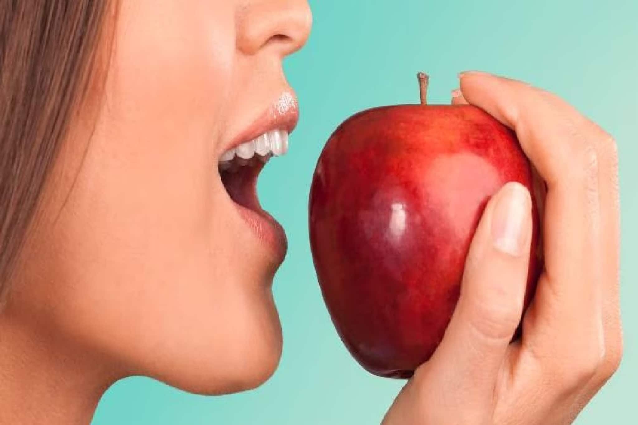 আপেল খাওয়ার এই বড় 'ভুলে'ই ডাকছেন 'মৃত্যু'! মারাত্মক বিষ ছড়িয়ে পড়ছে শরীরে, জানেন?