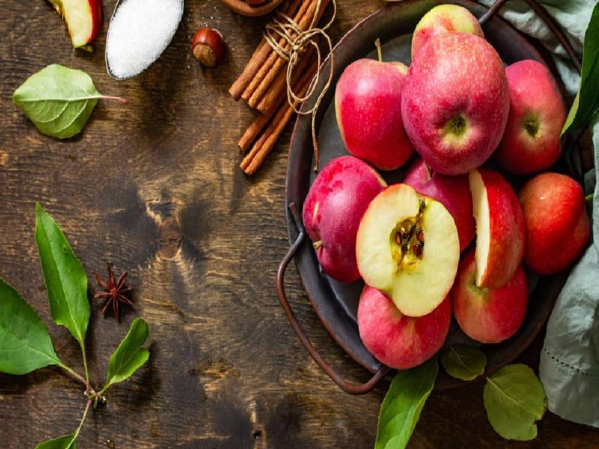 ত্বকের মসৃণতা বজায় রাখতে আপেলের রস খাওয়া যেতে পারে। আপেলে ভিটামিন এ, বি, সি, পটাসিয়ামের মতো স্বাস্থ্যকর উপাদান রয়েছে যা ত্বকের উজ্জ্বলতা ফিরিয়ে আনবে। তাছাড়া বাড়তি পাওনা স্বাস্থ্য ভাল রাখা। রোজ একটা আপেল যে ডাক্তারকে কাছে ঘেঁষতে দেয় না, সে আমরা ছোটবেলা থেকেই তো শুনে আসছি!